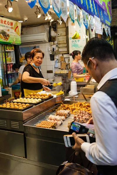 Hong Kong Street gece pazarı gıda satıcıda — Stok fotoğraf