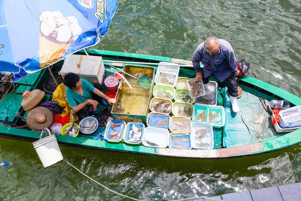 Zwevende Seafood Market in Sai Kung, Hong Kong — Stockfoto