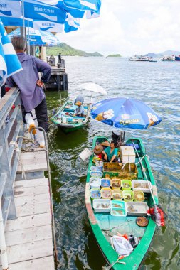 Sai Kung, Hong Kong içinde yüzen deniz ürünleri pazarı