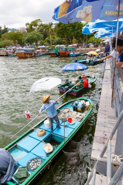 Sai Kung, Hong Kong içinde yüzen deniz ürünleri pazarı