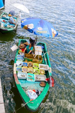 Sai Kung, Hong Kong içinde yüzen deniz ürünleri pazarı