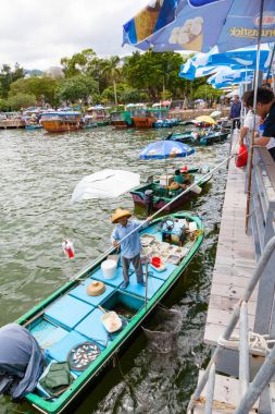 Sai Kung, Hong Kong içinde yüzen deniz ürünleri pazarı
