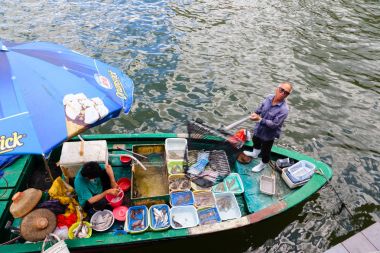 Sai Kung, Hong Kong içinde yüzen deniz ürünleri pazarı