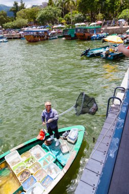 Sai Kung, Hong Kong içinde yüzen deniz ürünleri pazarı