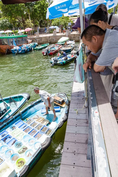 Pływający targ w Sai Kung, Hong Kong — Zdjęcie stockowe