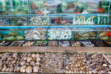 Deniz ürünleri Pazar içindebalık tank Sai Kung, Hong Kong