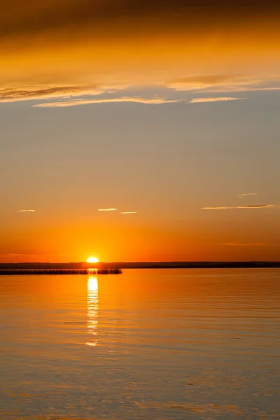 Χρυσό ηλιοβασίλεμα στη λίμνη Buffalo, Αλμπέρτα — Φωτογραφία Αρχείου