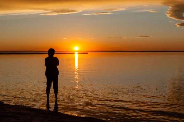 ビーチの夕日での女性のシルエット — ストック写真