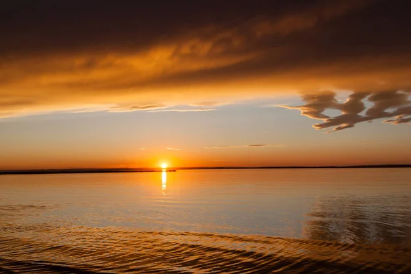 Χρυσό ηλιοβασίλεμα στη λίμνη Buffalo, Αλμπέρτα — Φωτογραφία Αρχείου