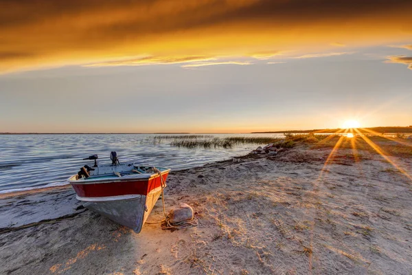 Boot op strand bij zonsopgang Over Buffalo Lake, Alberta — Stockfoto