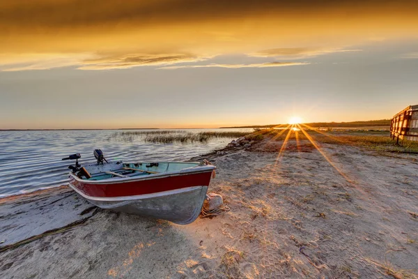 Boot op strand bij zonsopgang Over Buffalo Lake, Alberta — Stockfoto