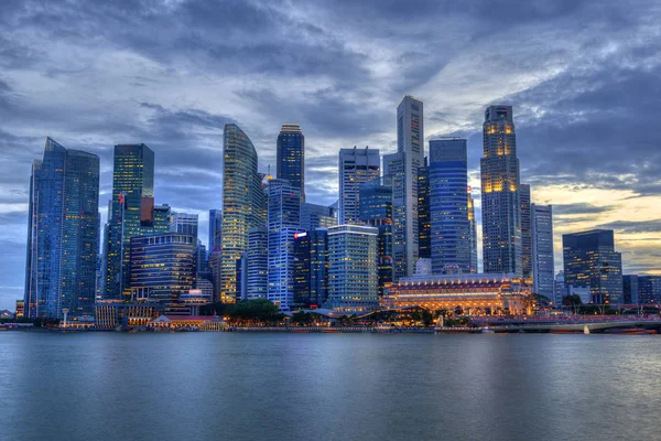 Singapores stadssilhuett på Marina Bay under solnedgången — Stockfoto