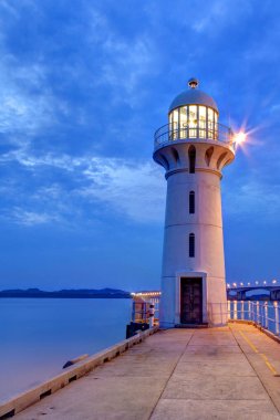 Tuas fenerinde Singapur üzerinde gece