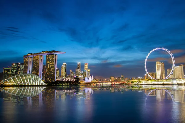 Обрис Сінгапуру в Marina Bay під час заходу сонця синій години — стокове фото