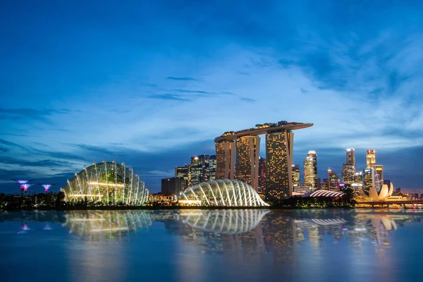 Singapore Skyline in Marina Bay tijdens zonsondergang Blue Hour — Stockfoto