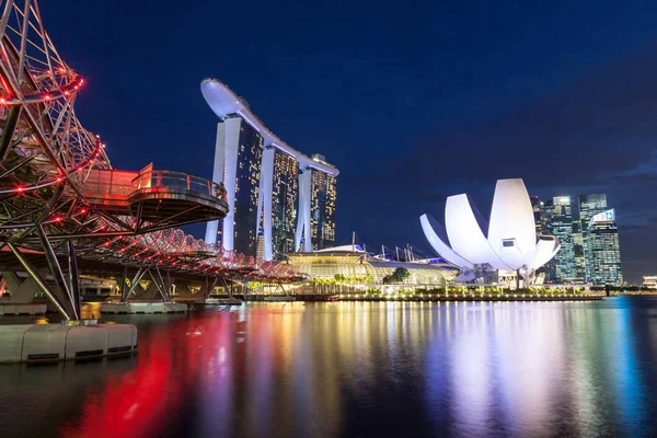 Kultovní Helix most vede k Marina Bay Sands Singapur — Stock fotografie