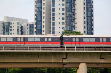 Singapur metro treninin yükseltilmiş pistlerde