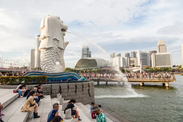 Kultovní Singapur Merlion Park v letním dni — Stock fotografie