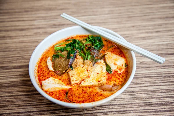Popüler Singapur mutfağı Laksa Yong Tau Foo