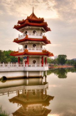 Pagoda adlı Çin Gardens, Singapur üzerinden günbatımı