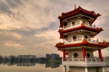 Pagoda adlı Çin Gardens, Singapur üzerinden günbatımı