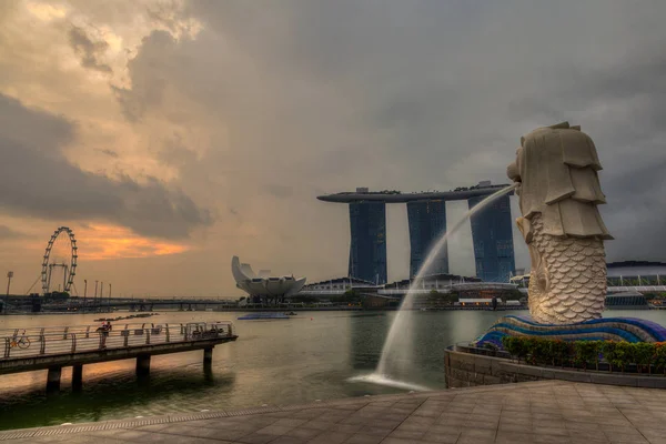 Lever de soleil au Merlion Park à Singapour — Photo