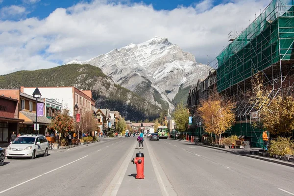 Banff heuvelstad in de Canadese Rockies, Canada — Stockfoto