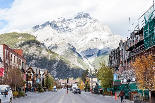 Banff heuvelstad in de Canadese Rockies, Canada — Stockfoto