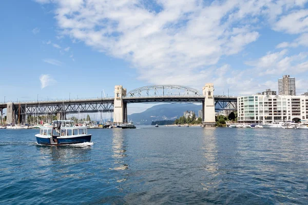 Мост Беррард через Фолс-Крик в Ванкувере — стоковое фото