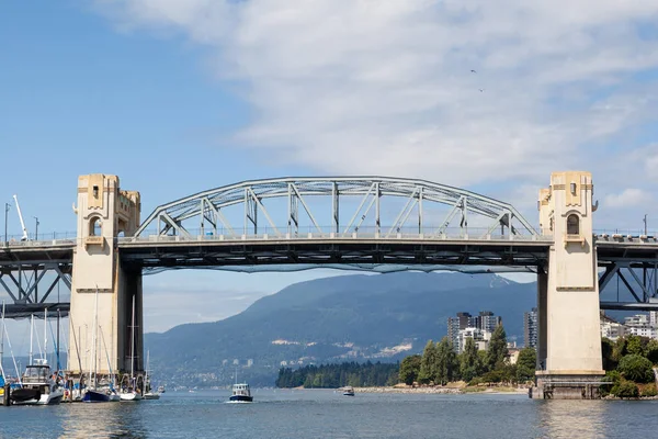 Burrard міст над False крик у Ванкувері — стокове фото