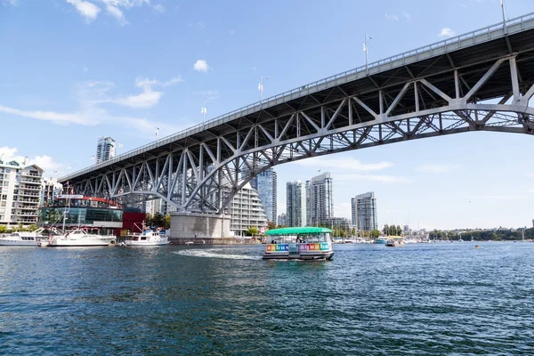 偽の入り江、バンクーバーのグランビルアイランド Aquabus — ストック写真