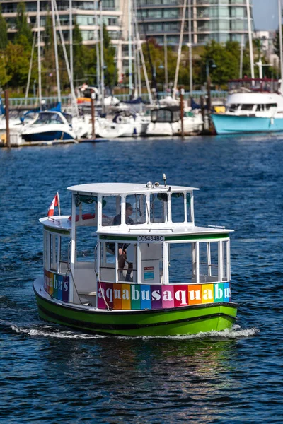 偽の入り江、バンクーバーのグランビルアイランド Aquabus — ストック写真