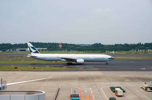 Cathay Pacific Airways op de landingsbaan van Narita Airport — Stockfoto