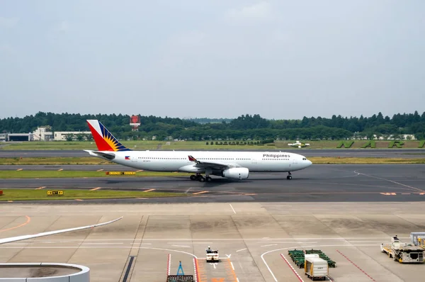 Filippijnse Airlines op de landingsbaan van Narita Airport — Stockfoto