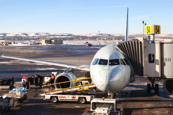 Canada vliegtuig op luchthaven van Calgary asfalt — Stockfoto