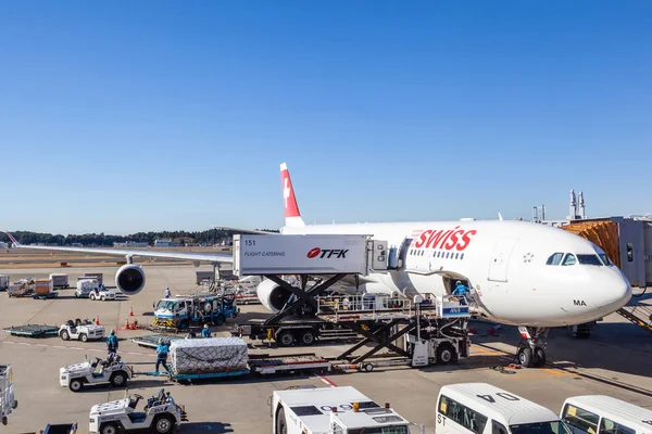 Swiss International Airlines op de landingsbaan van Narita Airport — Stockfoto