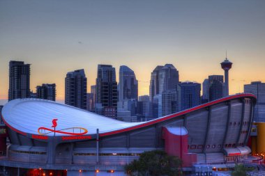 Günbatımı üzerinde Şehir Calgary ve Saddledome