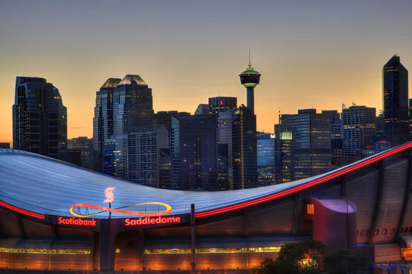 Coucher de soleil sur le centre-ville de Calgary et Saddledome — Photo