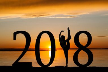 2018 yeni yıl silueti altın günbatımında dans kızı