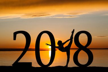 2018 yeni yıl silueti altın günbatımında dans kızı