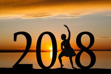 2018 yeni yıl bale kız altın gün batımında silüeti