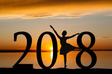 2018 yeni yıl bale kız altın gün batımında silüeti