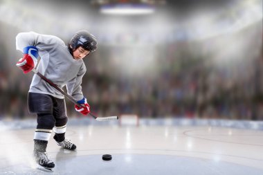 Junior hokey oyuncu topu arenada işleme