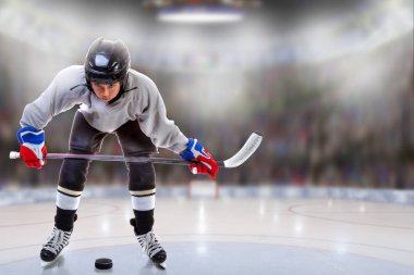 Junior hokey oyuncu topu arenada işleme