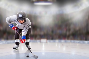 Junior hokey oyuncu topu arenada işleme