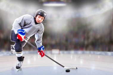 Junior hokey oyuncu topu arenada işleme