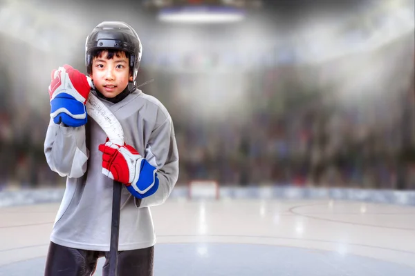 Jugador de hockey junior posando en la arena — Foto de Stock
