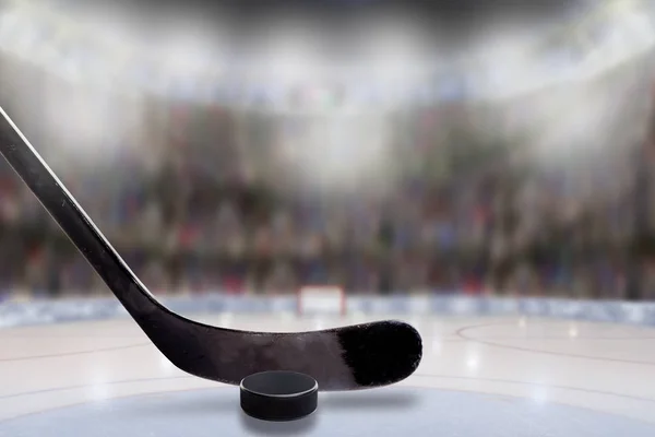 Palo de hockey sobre hielo y Puck en pista con espacio de copia — Foto de Stock