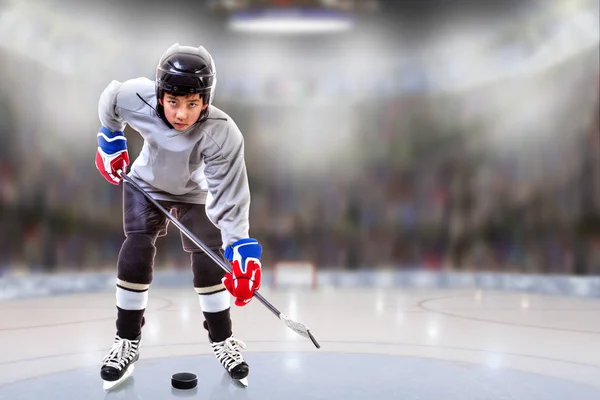 Jugador de hockey junior Puck Handling en Arena — Foto de Stock