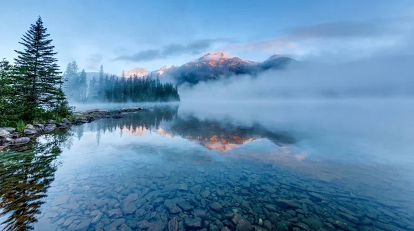 Foggy Sunrise at Pyramid Lake em Jasper, Alberta, Canadá — Fotografia de Stock